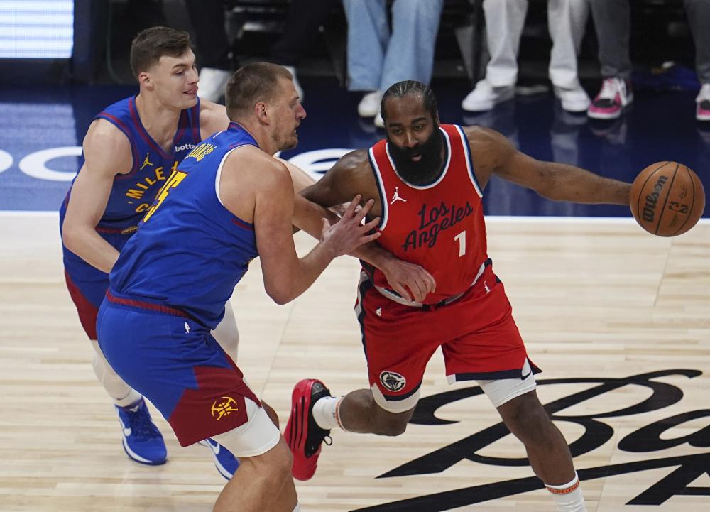 NBA ｜ 延续统治级表现 骑士主场大胜雄鹿.