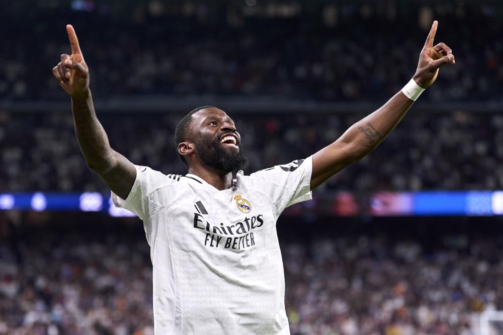 曼联旧将：离队前和滕哈赫谈过，他非常平易近人但也很严格.